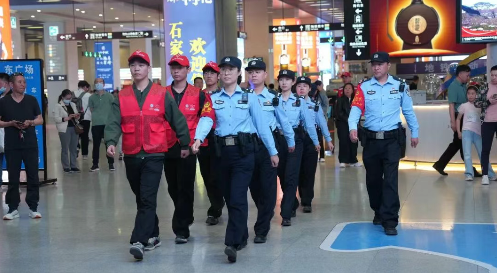 这间警务室以全国优秀人民警察的名字命名 